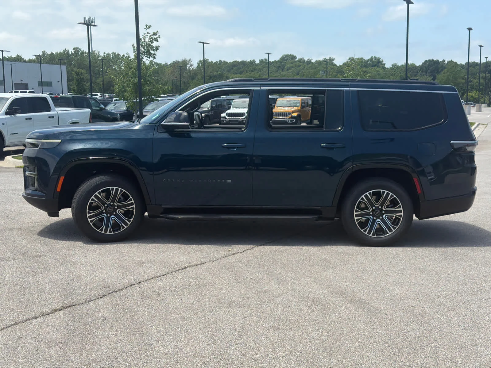 New 2026 Fathom Blue Pearl-Coat Exterior Paint (Late Availability) Jeep  image 5