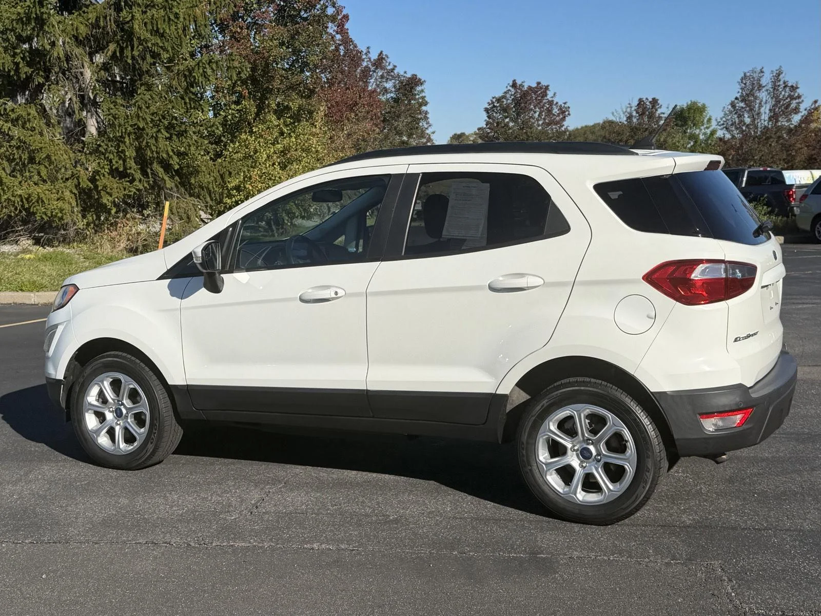 Used 2019 Diamond White Ford SE image 3