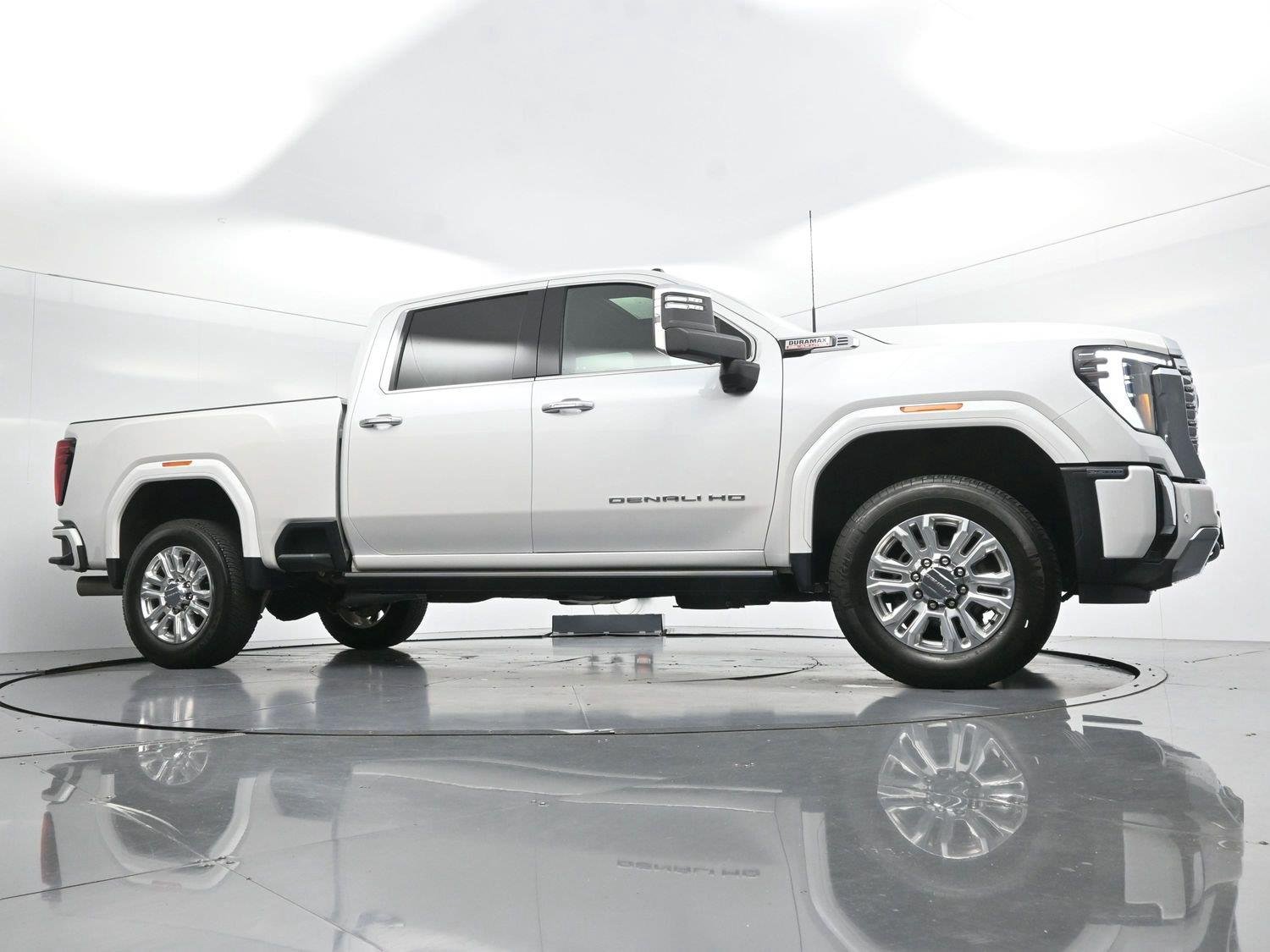 Used 2025 White Frost Tricoat GMC Denali image 41