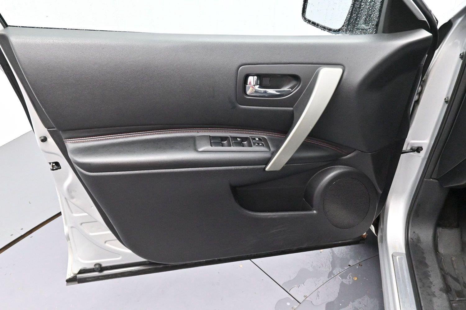 Used 2013 Brilliant Silver Nissan SL image 10