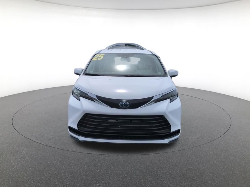 2025 Toyota Sienna LE - Photo 17