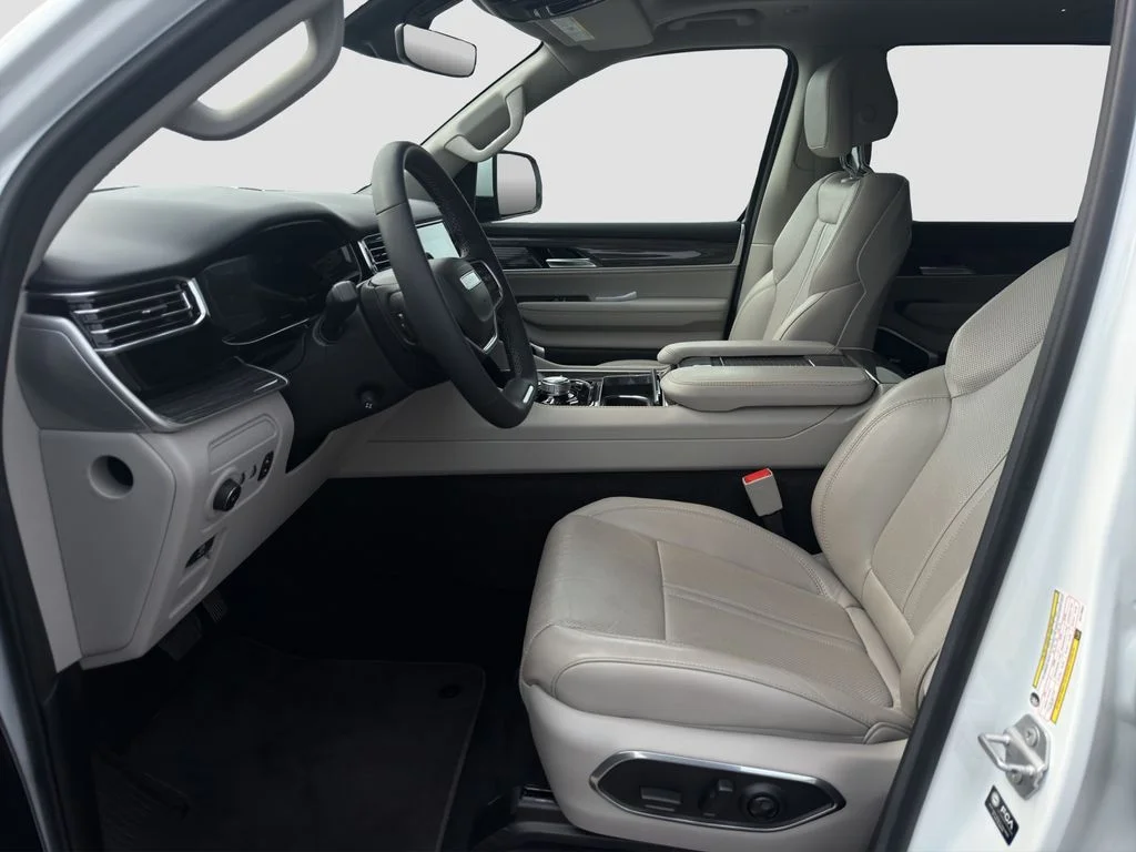 Used 2022 White Jeep Series III image 9