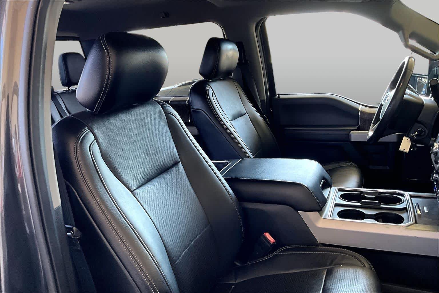 Used 2018 Magnetic Metallic Ford LARIAT image 9