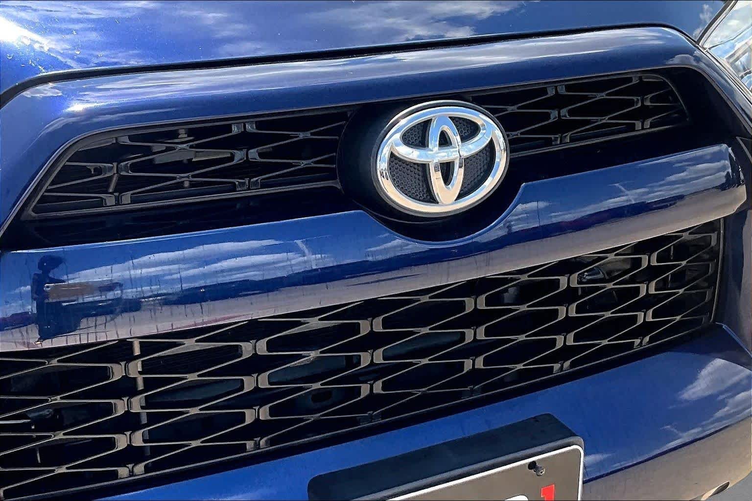 Used 2019 Nautical Blue Metallic Toyota SR5 image 29