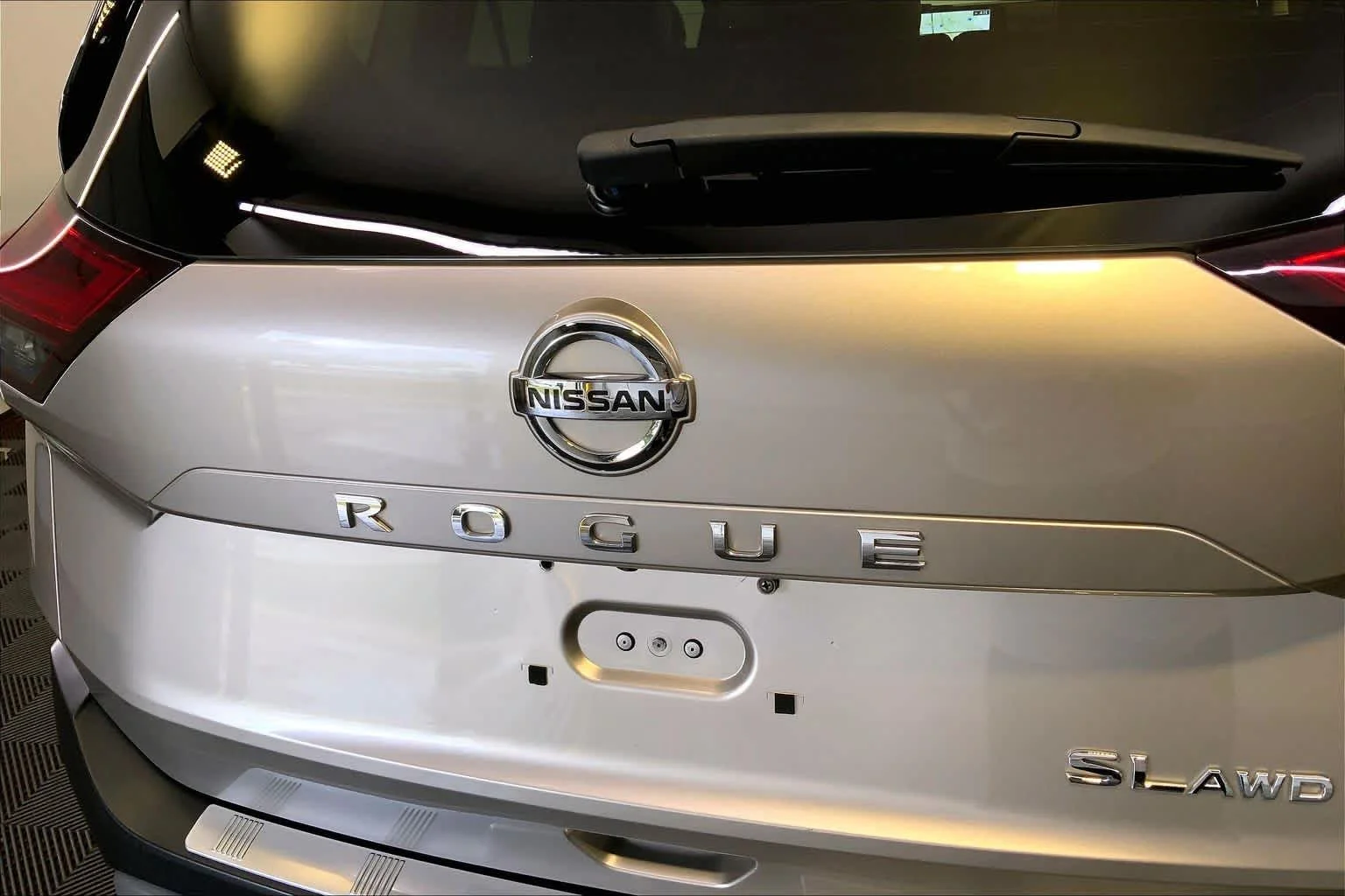 Used 2021 Champagne Silver Metallic/Super Black Nissan SL image 10