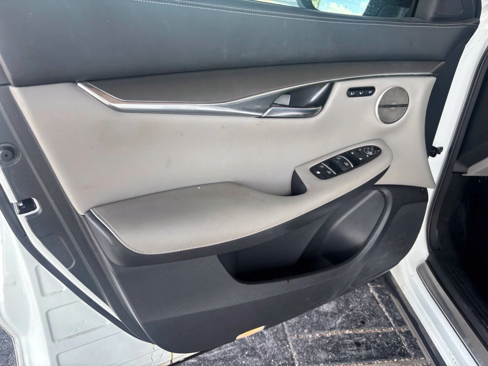 Used 2023 White INFINITI LUXE image 13