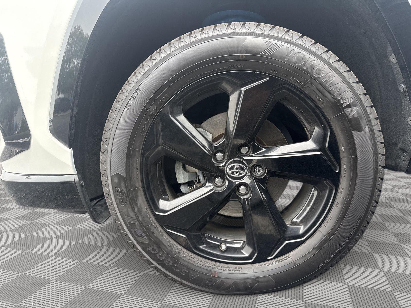 Used 2020 Blizzard Pearl w/Midnight Black Metallic Roof Toyota Hybrid XSE image 13