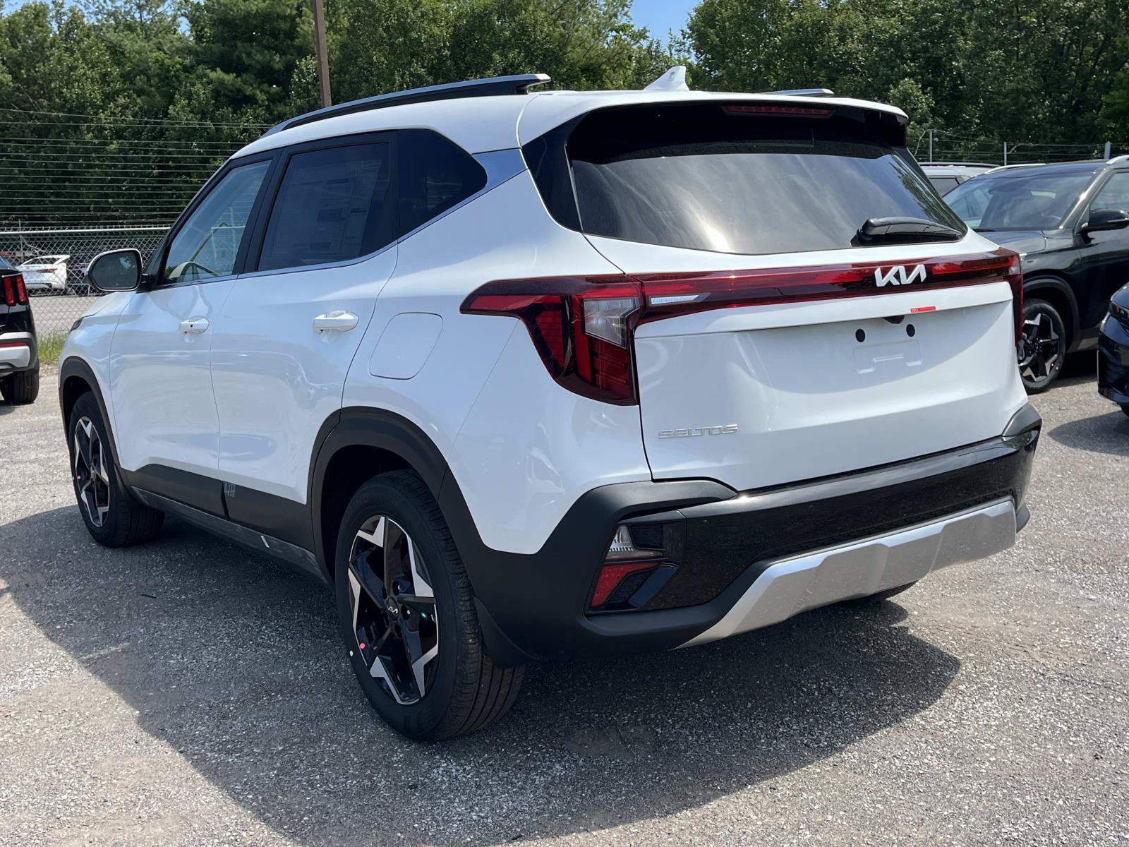 New 2026 Snow White Pearl Kia EX image 5