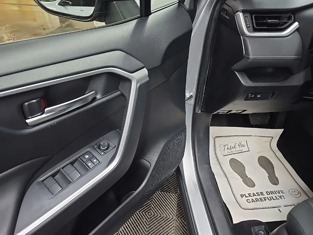Used 2019 Silver Toyota XLE image 28