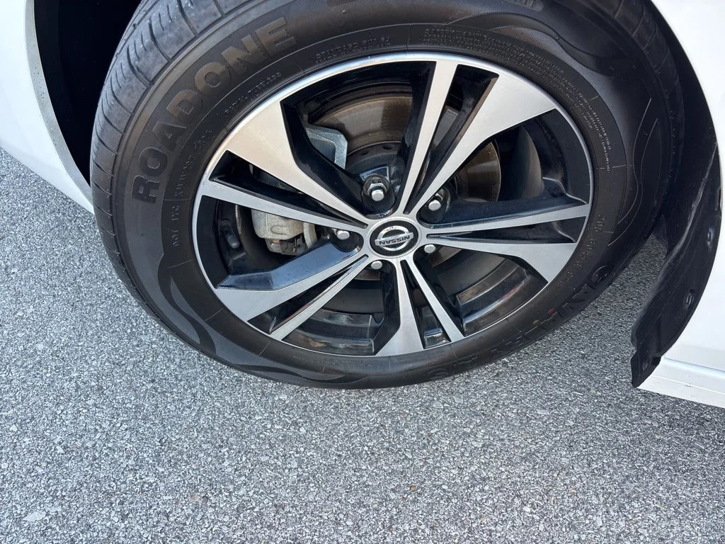 Used 2022 Aspen White Nissan SV image 40