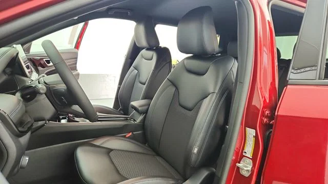 New 2026 Red Hot Pearl-Coat Exterior Paint Jeep Latitude image 16