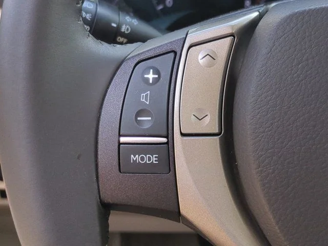 Used 2013 White Lexus 350 image 22