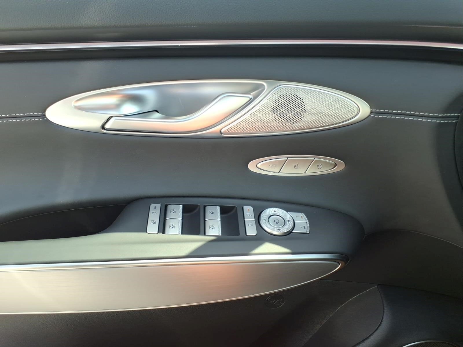 New 2027 White Genesis 2.5T Select image 17