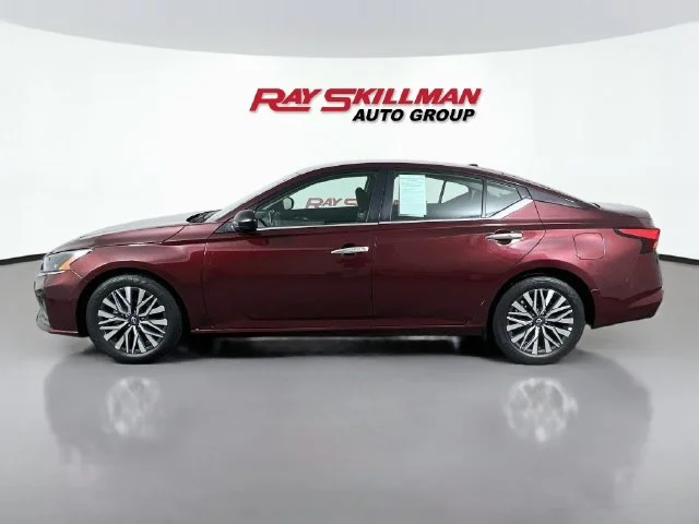 Used 2025 Red Nissan 2.5 SV image 4
