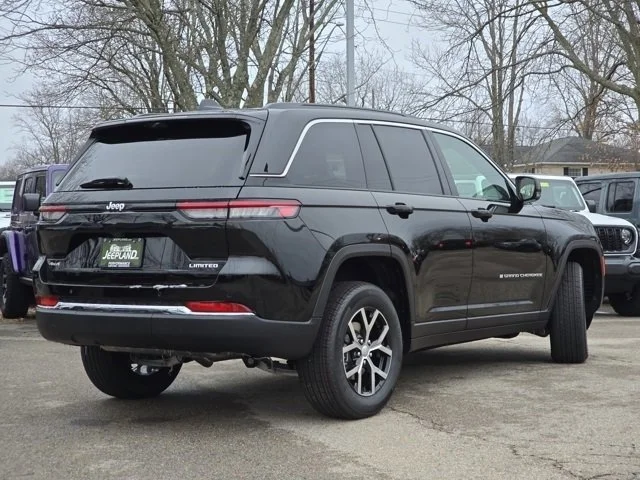 New 2025 Diamond Black Crystal Pearlcoat Jeep Limited image 31