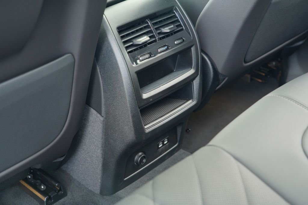 New 2026 Alpine White BMW sDrive40i image 29