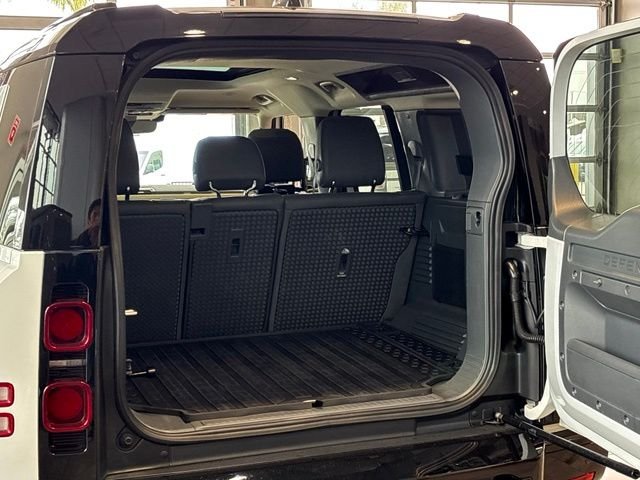 Used 2024 White Land Rover X-Dynamic SE image 38