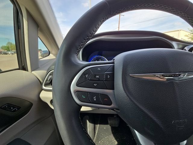 Used 2022 Black Chrysler Touring L image 11