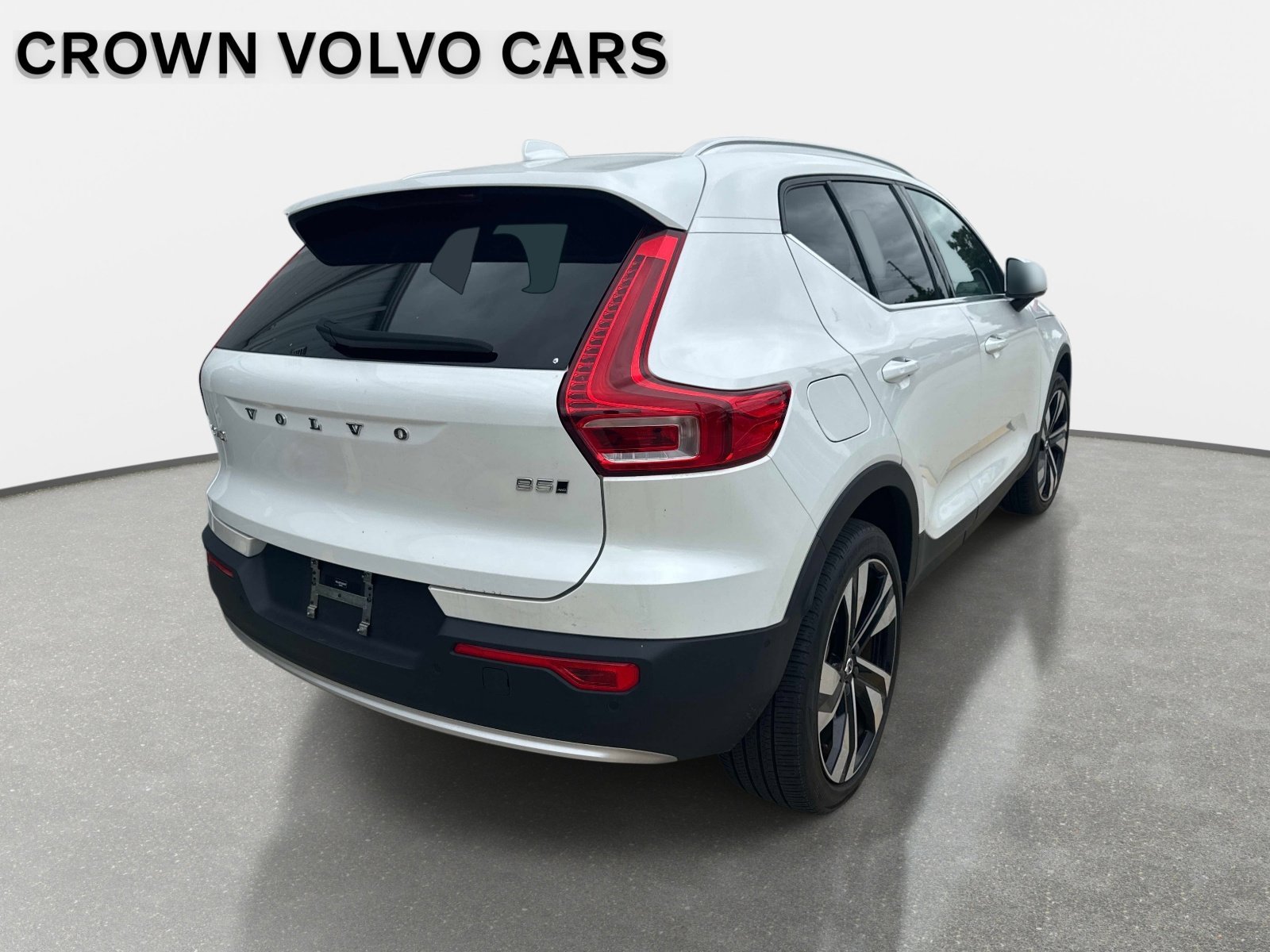 Used 2025 Crystal White Pearl Volvo Ultra Bright Theme image 7