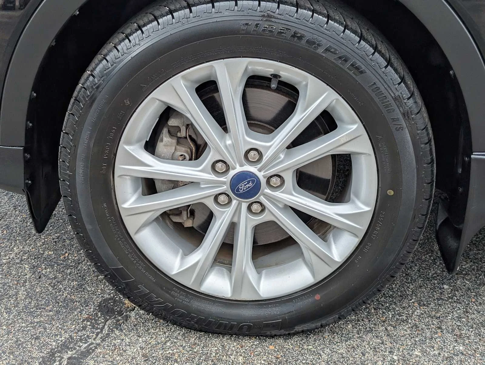 Used 2018 Shadow Black Ford SE image 3