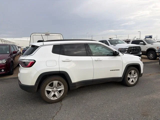 Used 2022 White Jeep Latitude image 3