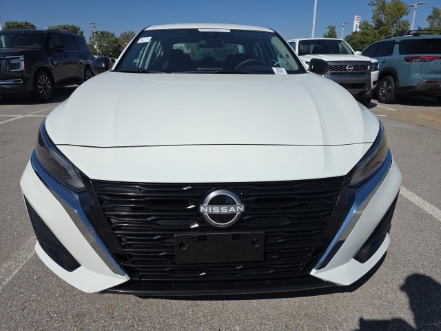 Used 2025 White Nissan 2.5 SV image 2