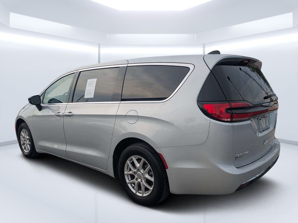Used 2024 Silver Chrysler Touring L image 5