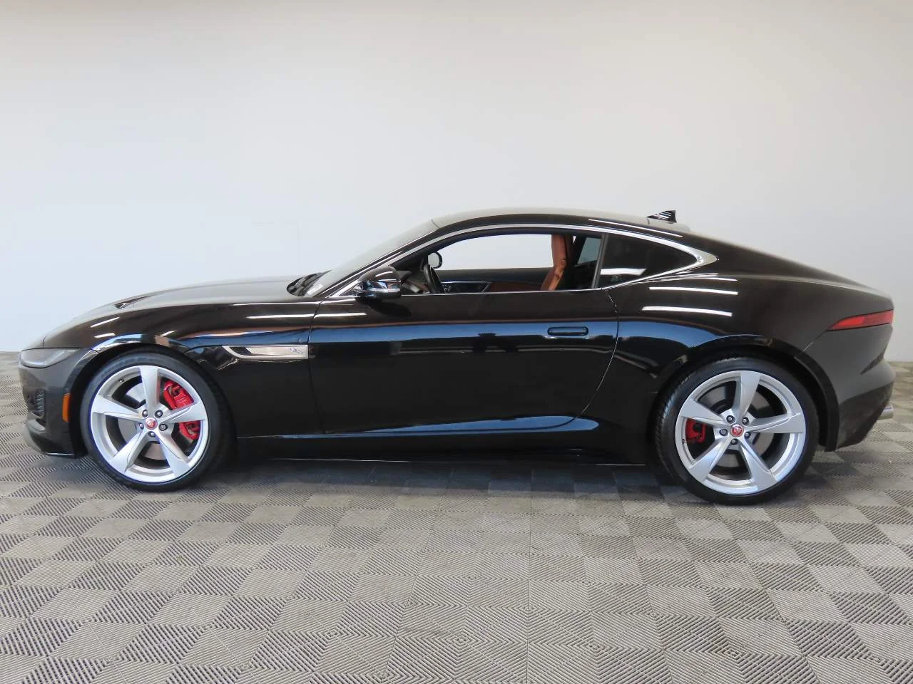 Used 2022 Santorini Black Jaguar P450 R-Dynamic image 5
