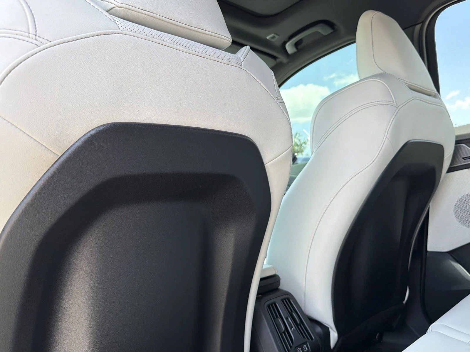 New 2026 Black Sapphire Metallic BMW xDrive28i image 19