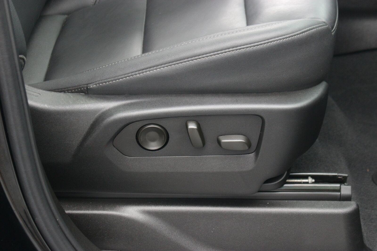 Used 2024 Black Chevrolet Z71 image 40