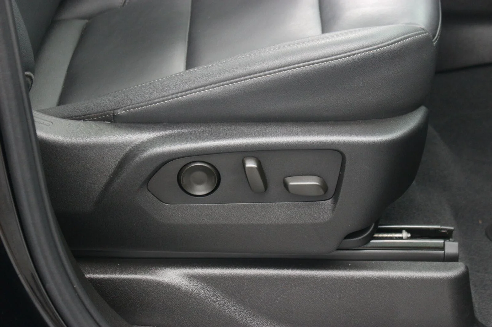 Used 2024 Black Chevrolet Z71 image 40