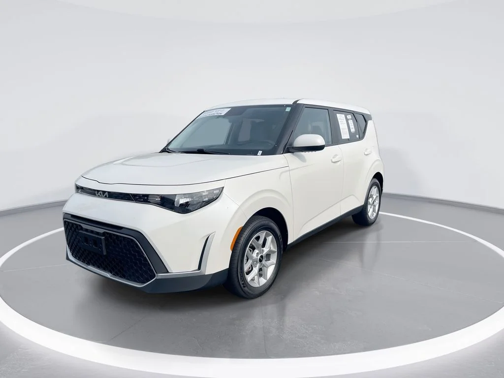 Used 2025 White Kia LX image 4