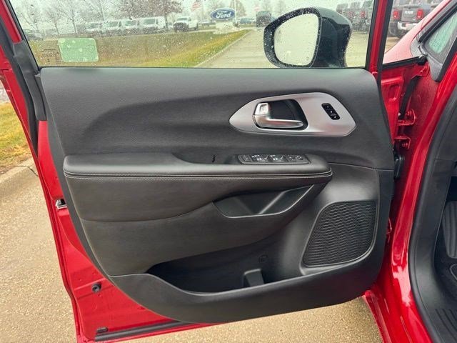 New 2026 Red Hot Pearl-Coat Exterior Paint Chrysler Limited image 7