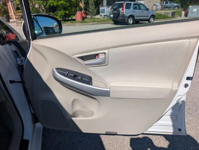 Used 2010 White Toyota  image 22