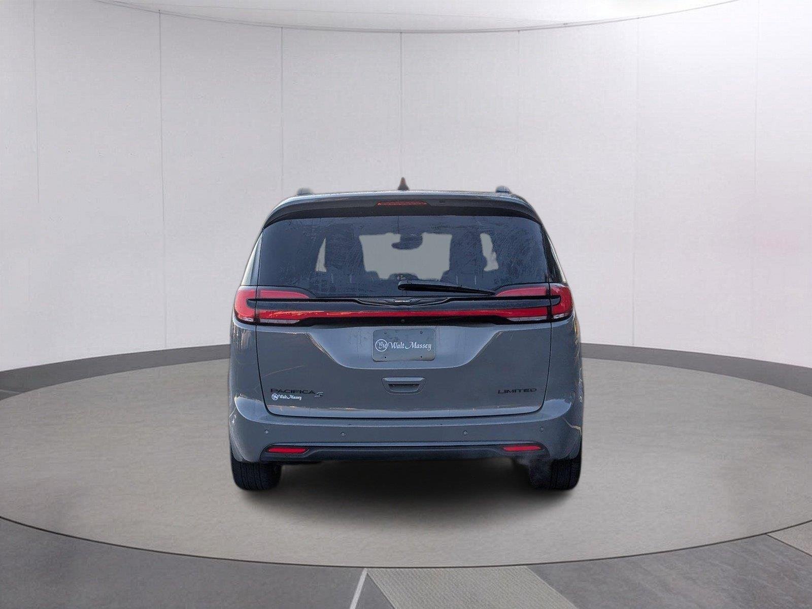 Used 2025 Ceramic Gray Clearcoat Chrysler Limited image 4