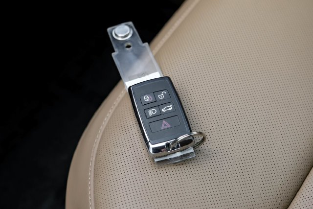Used 2025 Gray Land Rover Autobiography image 80