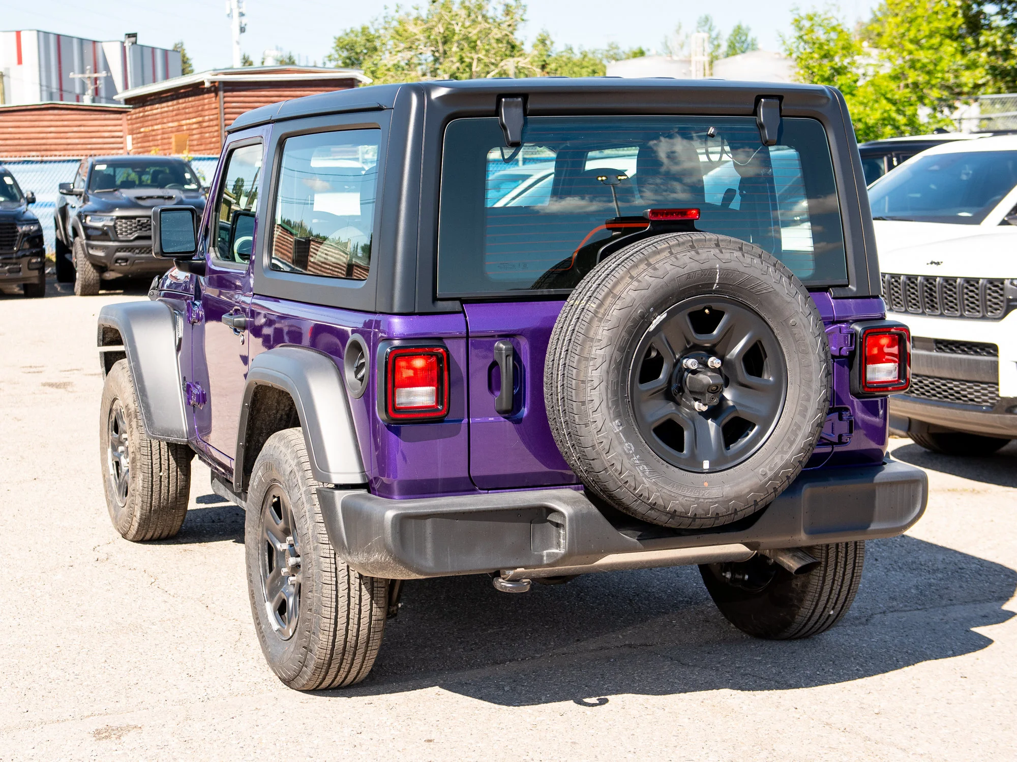 New 2026 reign Jeep Sport* image 3