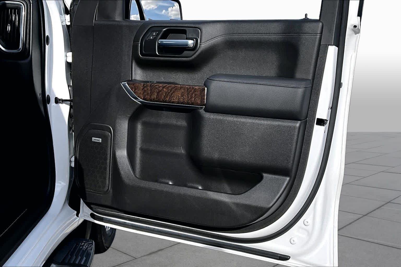 Used 2022 White Frost Tricoat GMC Denali image 23