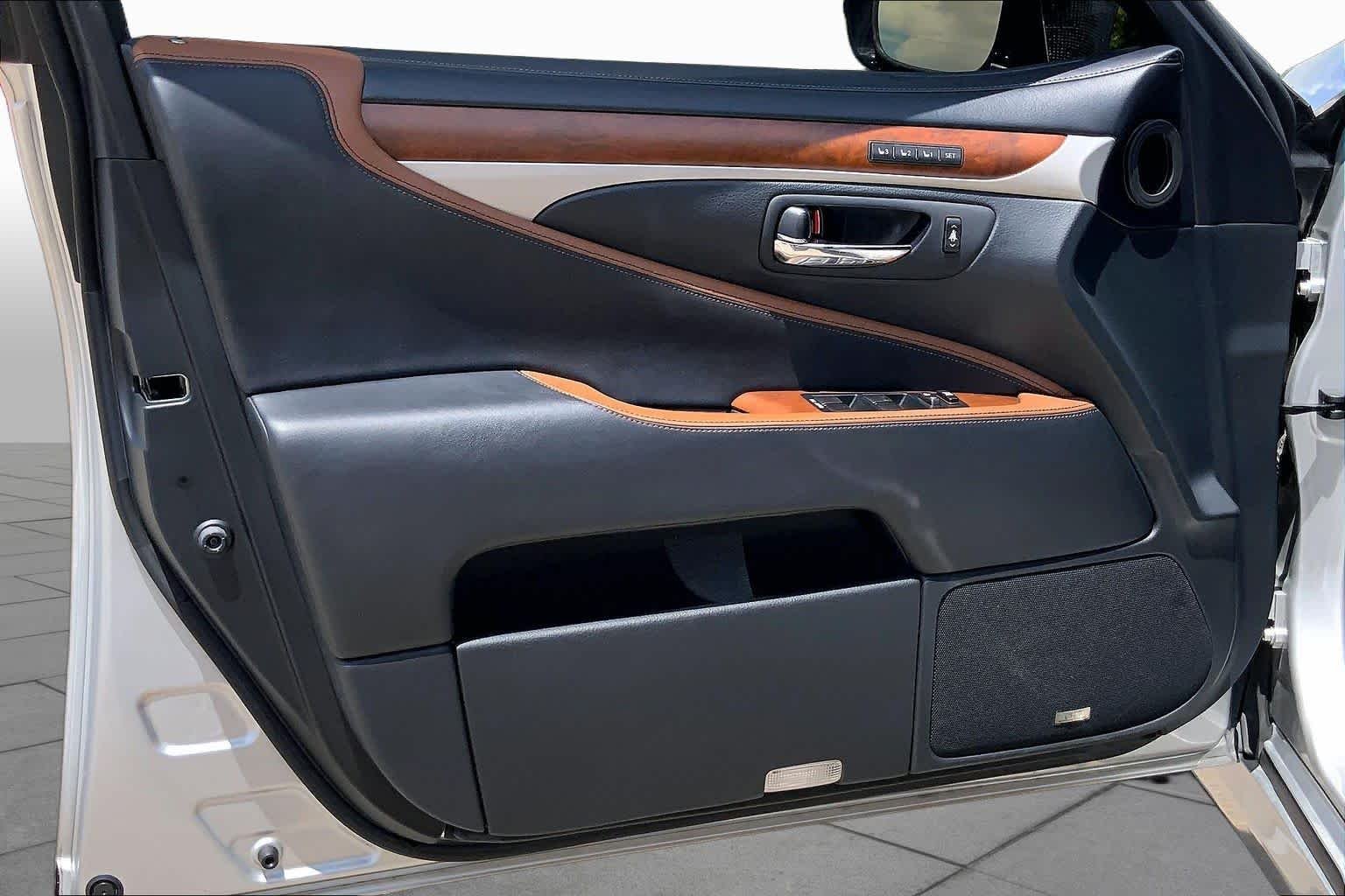 Used 2015 Liquid Platinum Lexus  image 22