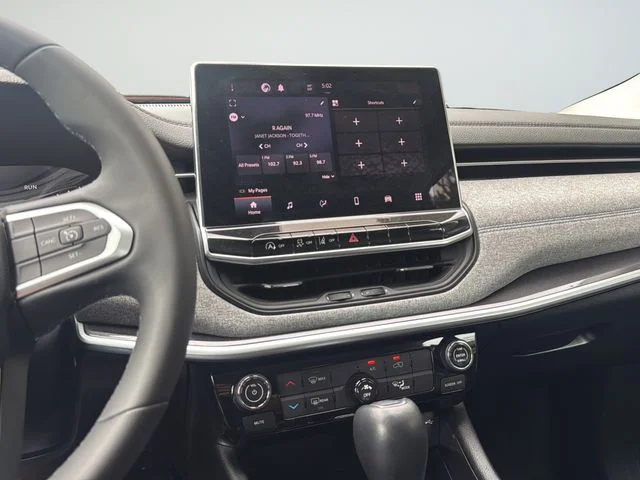 Used 2022 Silver Jeep Latitude image 14