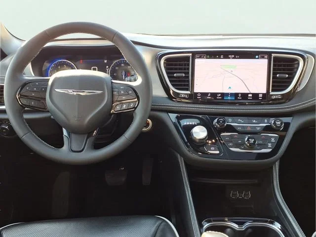 Used 2025  Chrysler Limited image 20