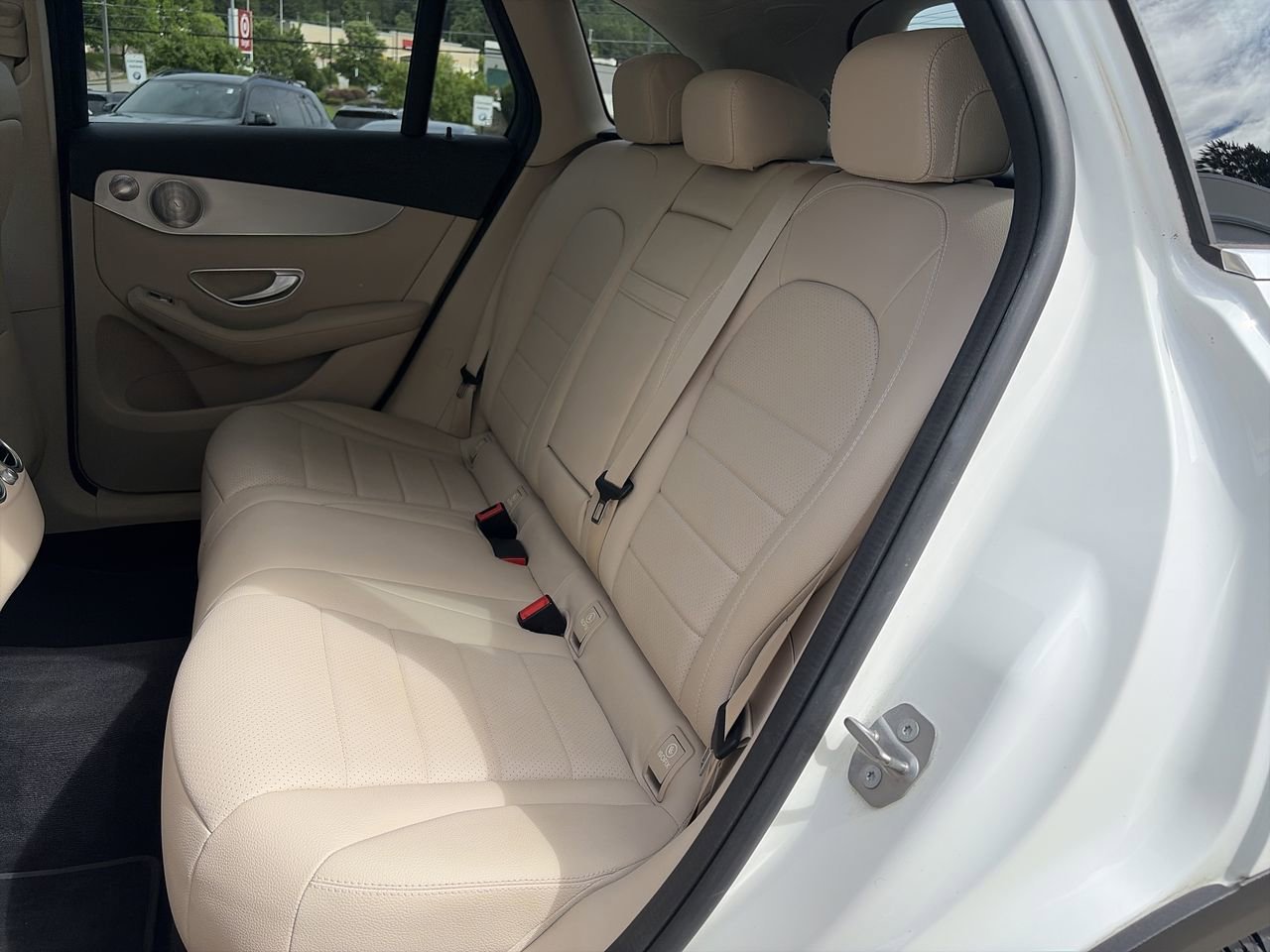 Used 2020 designo Diamond White Metallic Mercedes-Benz GLC 300 image 32