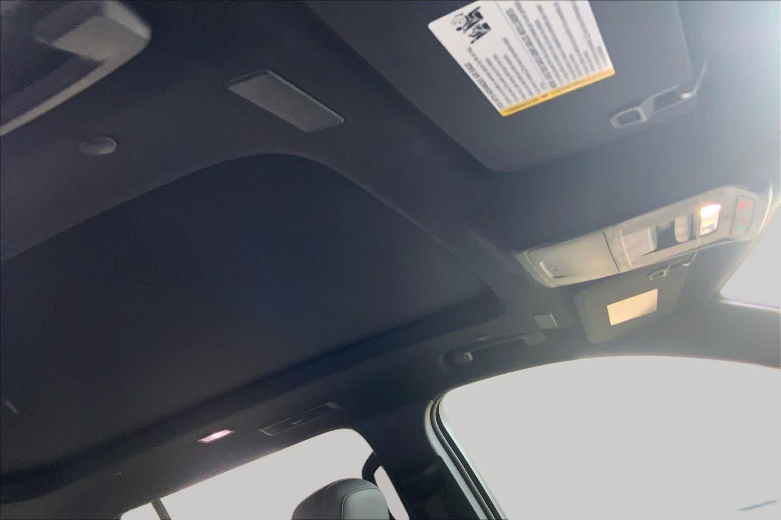 Used 2025 White Frost Tricoat GMC AWD AT4 image 13