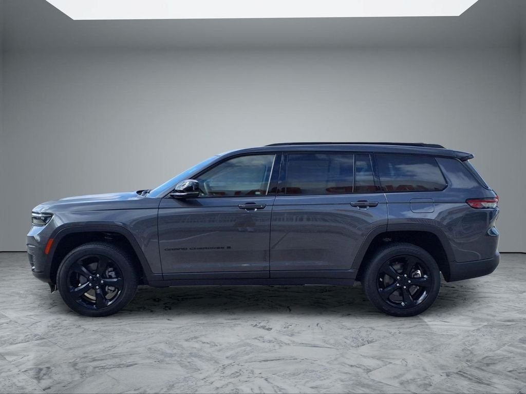 Used 2023 Gray Jeep Altitude image 4