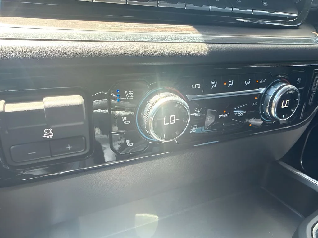 Used 2023 White GMC SLT image 23