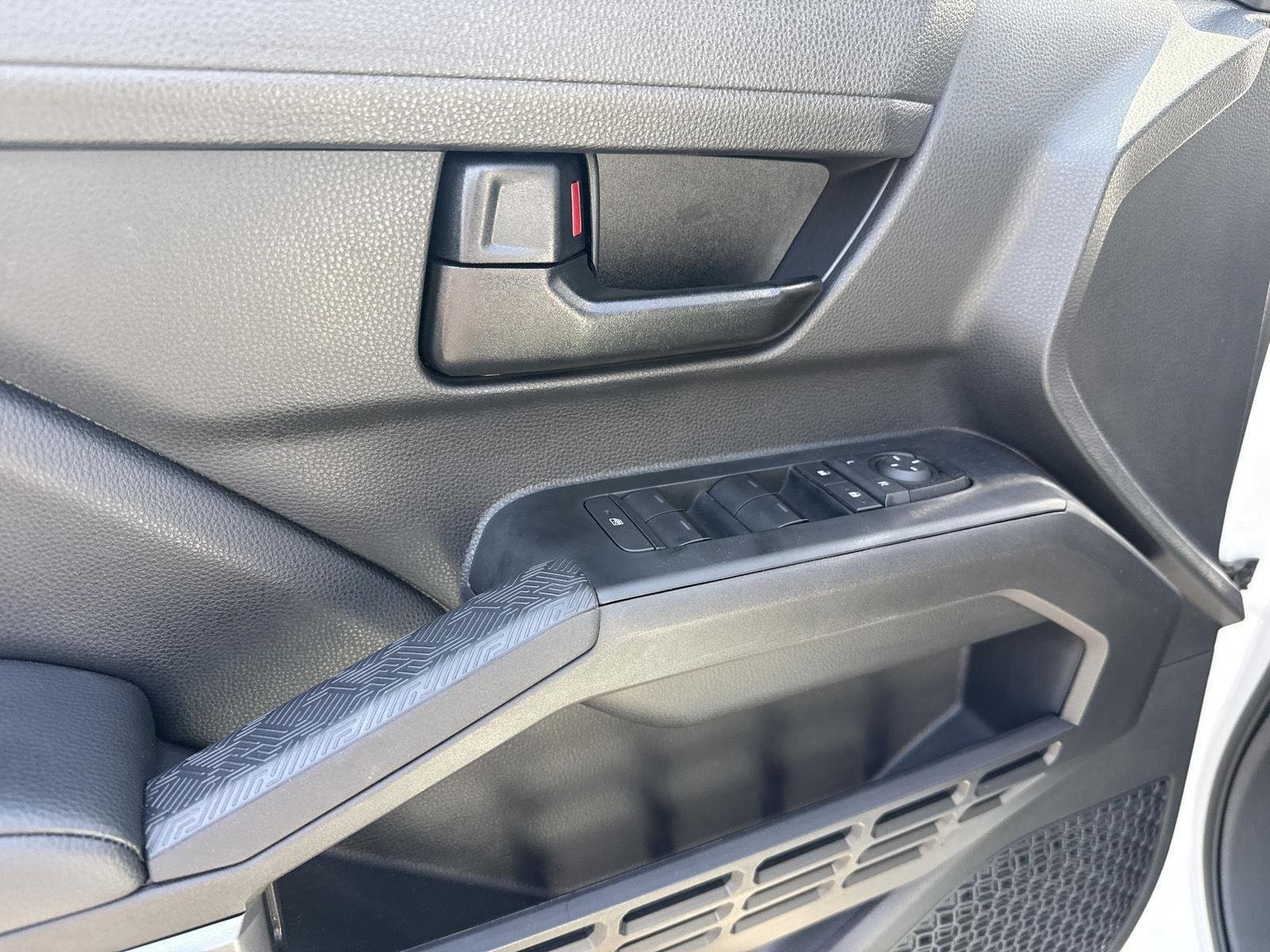 2025 Toyota Tacoma SR5 - Photo 15