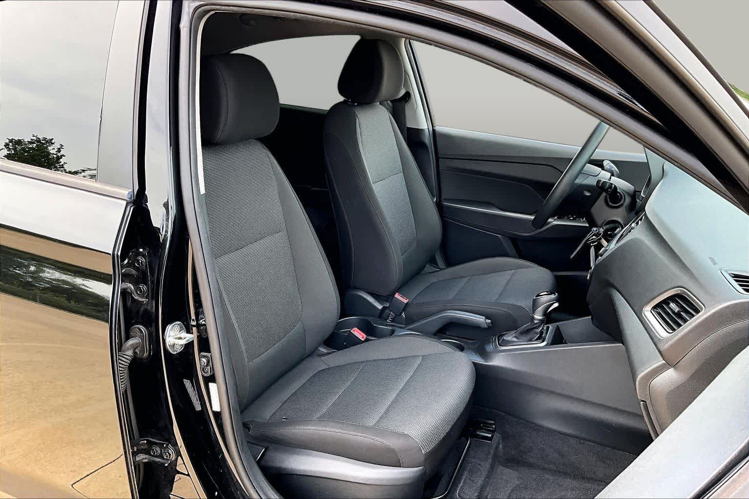 Used 2021 Absolute Black Hyundai SE image 9
