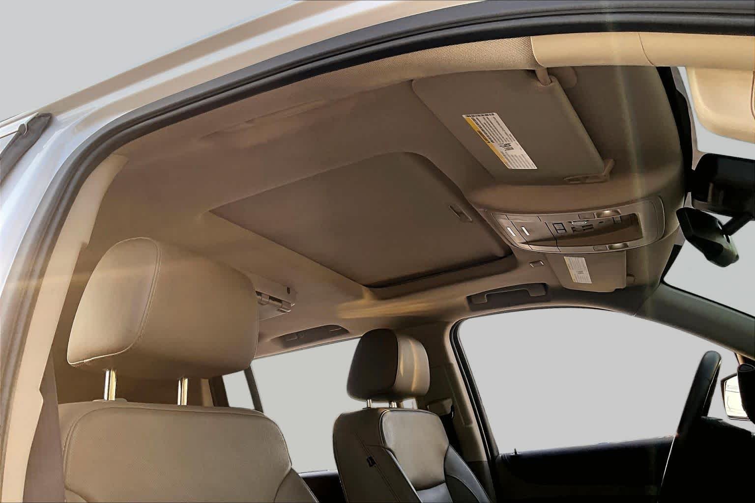 Used 2019 Iridescent Pearl Tricoat Chevrolet Premier image 14