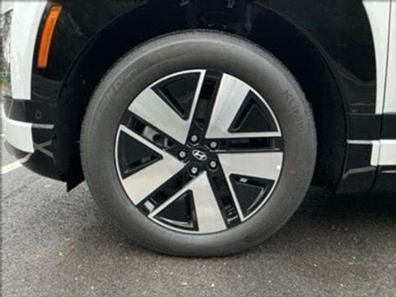 New 2026 Snow White Pearl Hyundai SEL image 9
