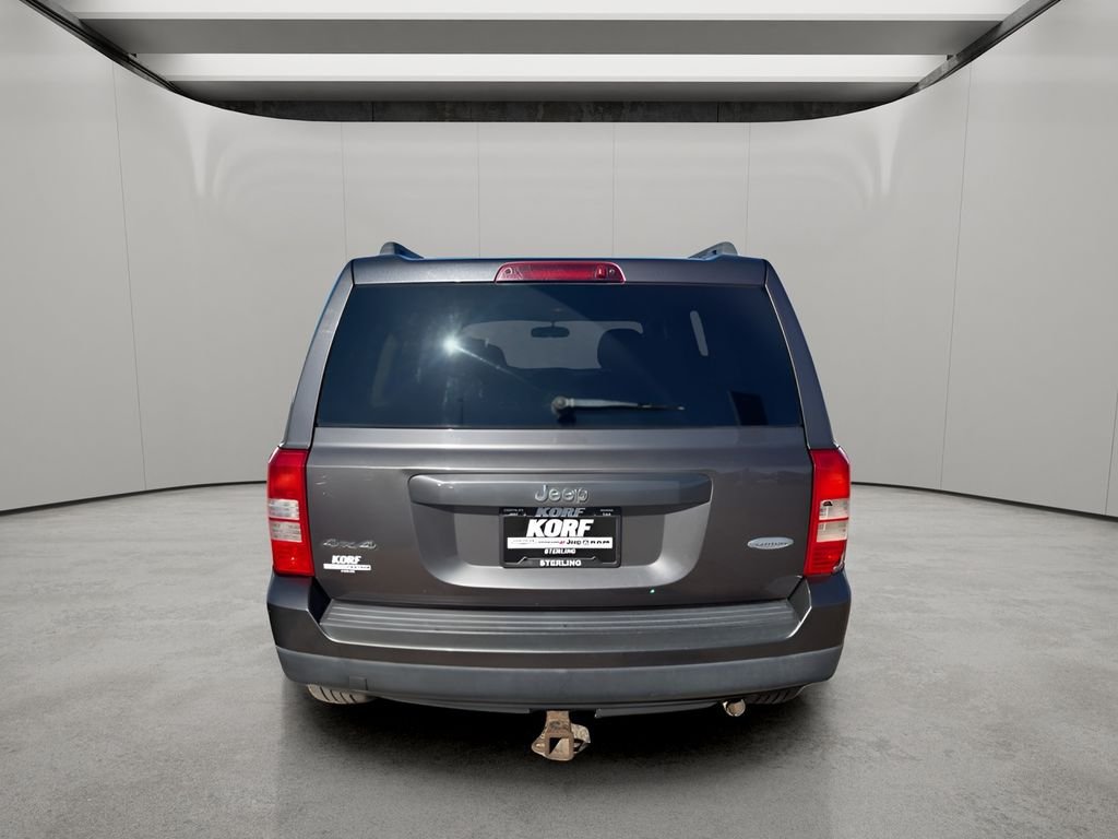 Used 2015 Granite Crystal Metallic Clearcoat Jeep Latitude image 4